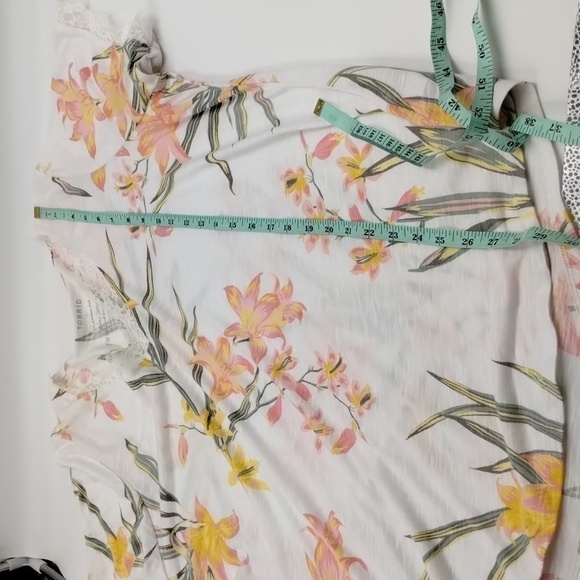 Torrid v neck tee classic fit 2X Feather Soft Slub Lace Trim Floral size 2 - Picture 10 of 10